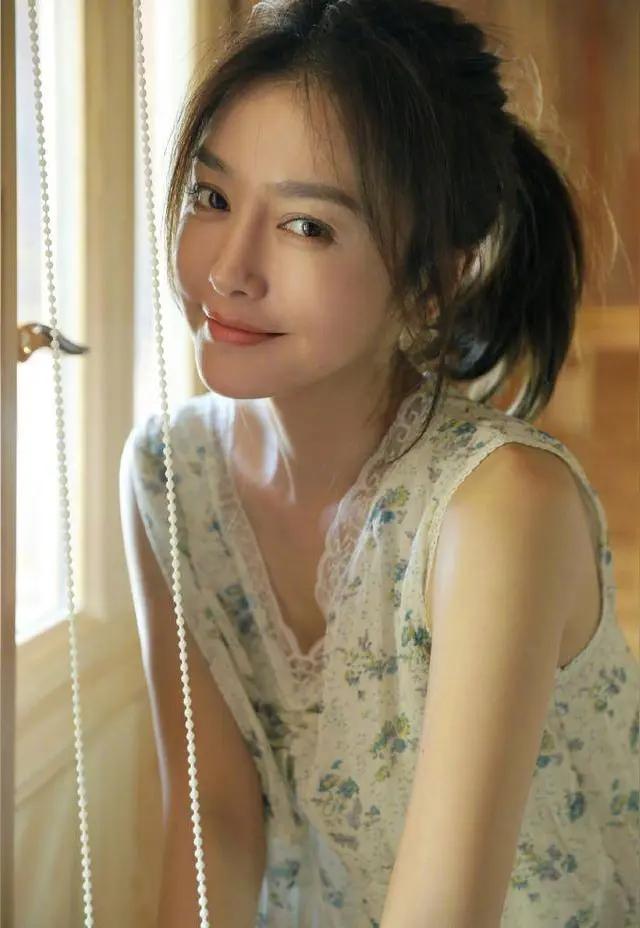 秦岚，名字真好听，长相甜美温婉，肤白貌美，演技称得上成熟。参演过《还珠格格》《延