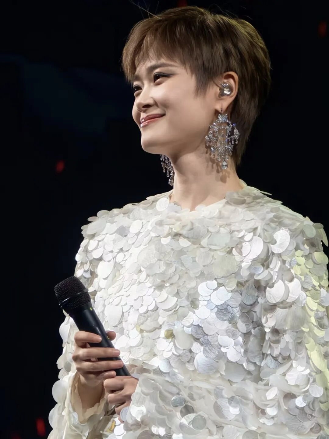 李宇春她41岁身体依旧体态轻盈，李宇春的不老真相，真的是太清醒了。……………………………………………
