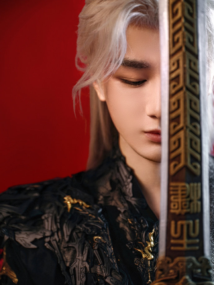 成毅黑衣束发王权富贵剑魂不灭步步生风成毅黑衣束发，王权富贵剑魂不灭步步生风，