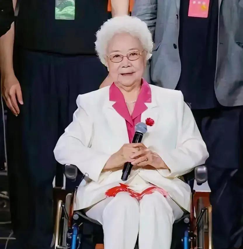 领着3万多元月收入的正军级离休干部田华，现年98岁，每月竟只愿掏1000元作日常