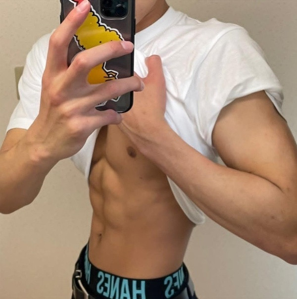 记录一下小哥哥迷人瞬间[吐舌头眯眼睛笑]​​​