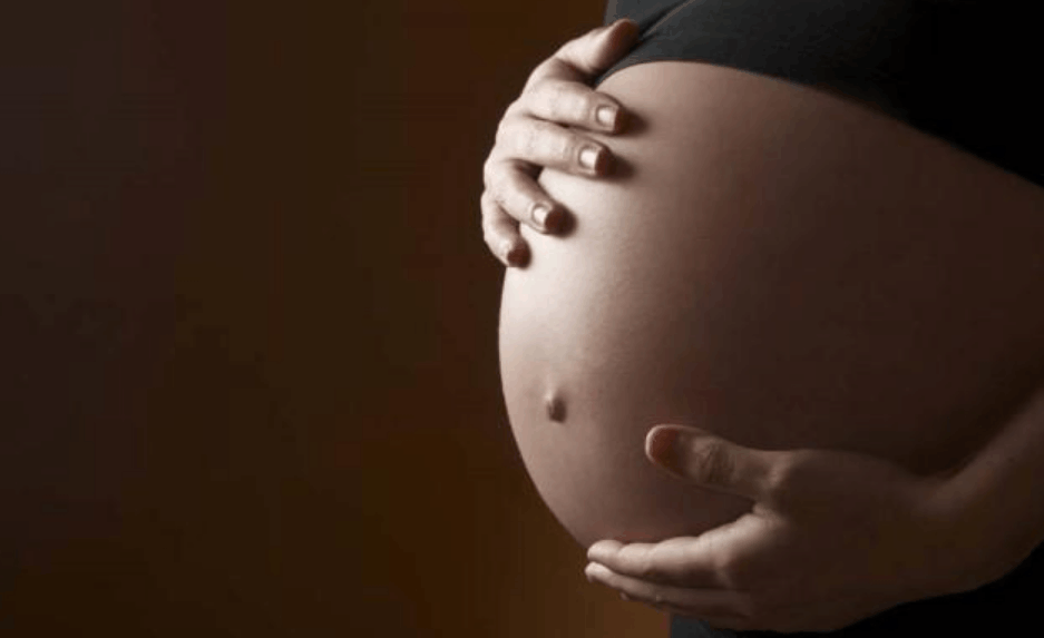 22岁年轻孕妇怀孕7个月生产, 宝宝身上有“绿色”, 都是婆婆误导