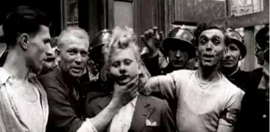 1945年，法国巴黎，这位名叫伊娃的女人，衣服被人扒了下来，丰腴的身体没有任何