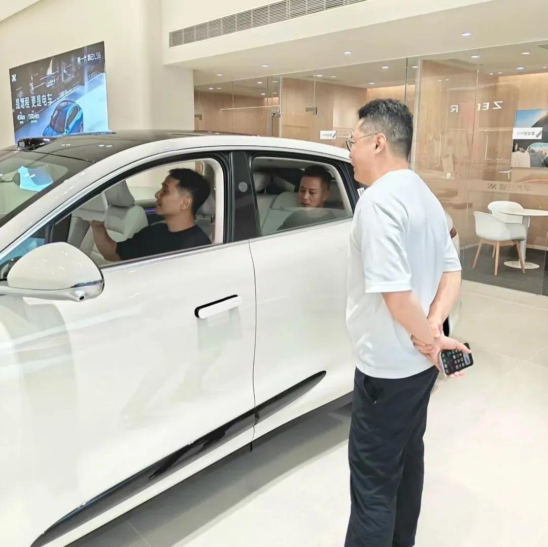 佛山汽车城偶遇2位港星选购汽车，非常面熟，有人认得他们吗？近日，某网友在个人社