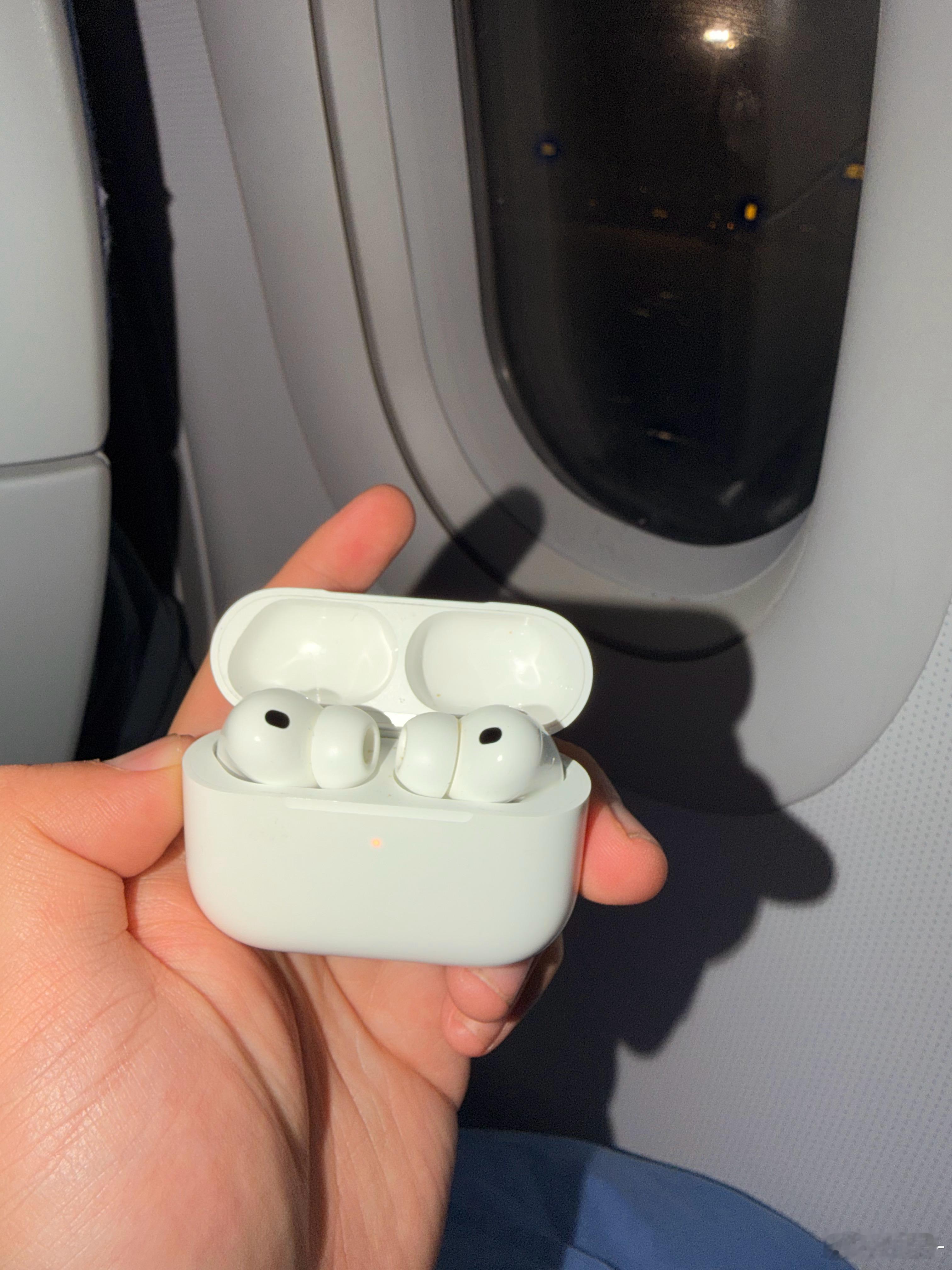 在飞机上没耳机是很要命的我自从两次忘带耳机，现在坐飞机就算身份证不带也不会忘记带