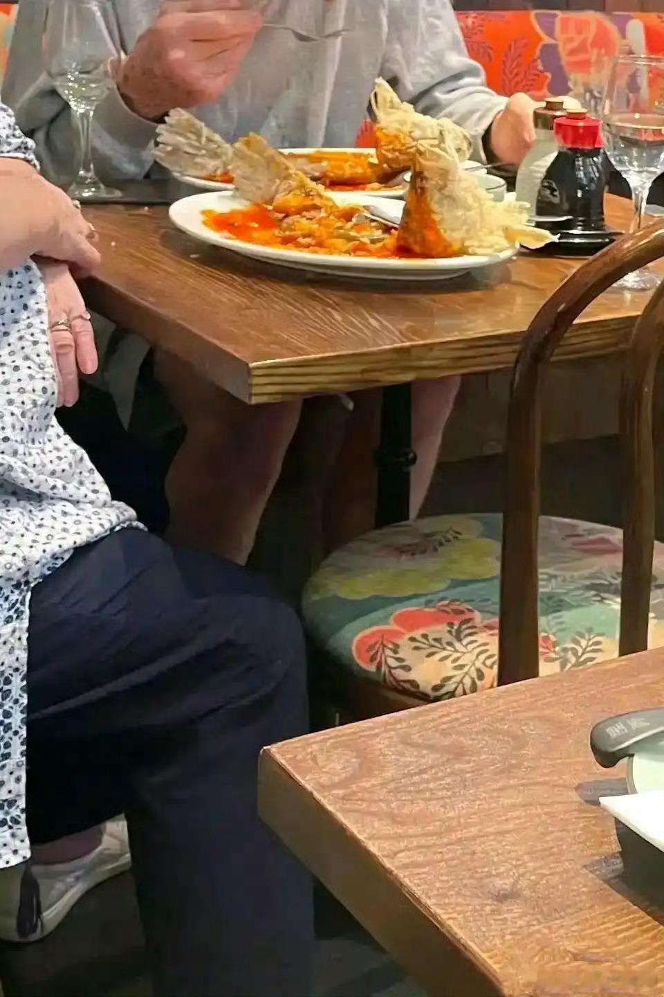 白人点中餐惊掉我下巴。之前听说一个笑话，四个中国人点中餐：宫保鸡丁，水煮牛肉，