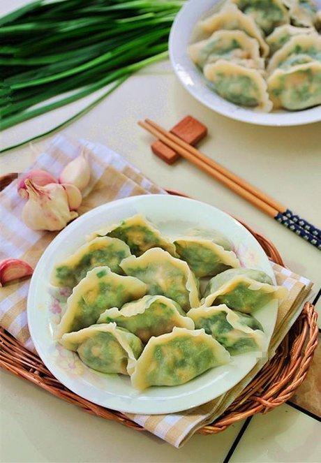 你家包韭菜饺子放不放点白菜？我家今天包的韭菜饺子放了一点儿白菜。谁知道竟