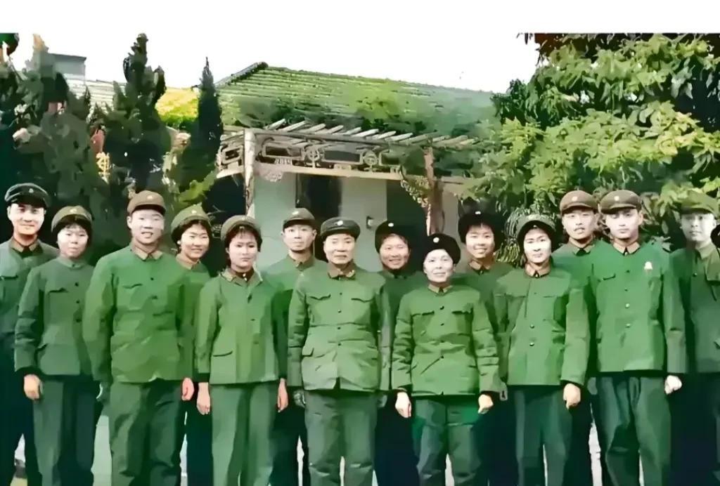 这才是杨得志将军他们一家人的真实样貌，并非演员所饰演的角色！这张珍贵的老照片拍摄