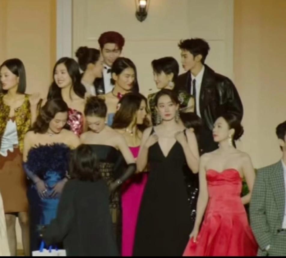 Vouge这站位，怎么把李沁弄到大后边，再怎么排也不能是李沁站在最后一排啊！不过