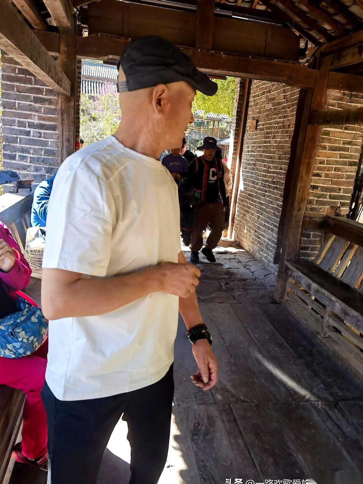 “9万8！59岁的老哥，就问你一句，这钱到底掏不掏？”村里大喇叭一喊，我哥手里