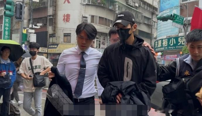 贾静雯这次真的难了。她还在厦门忙着拍戏，家里突然就出了大事。丈夫修杰楷今天早
