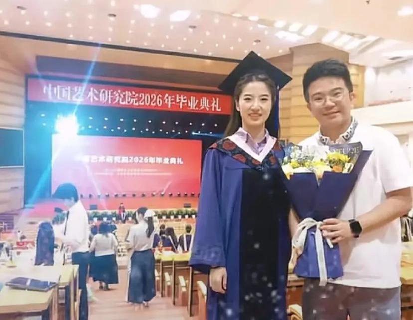 【曹云金徒弟关英考取博士，教徒弟超越郭德纲，你怎么看？】近日，有网友发现曹云金