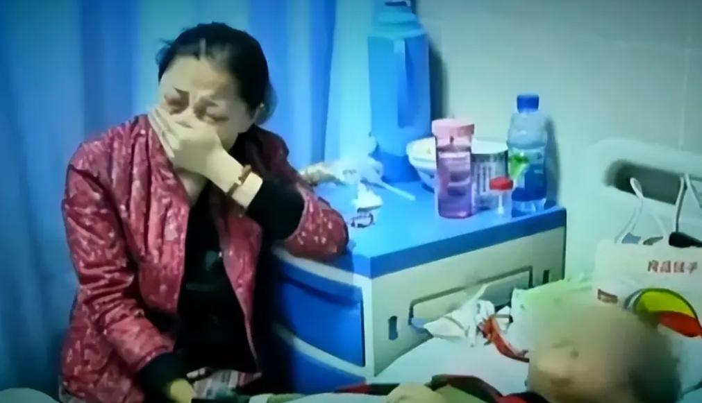 2014年，湖北周女士移植了自己7岁儿子的肾，最终重获新生，而她的儿子却离开了人