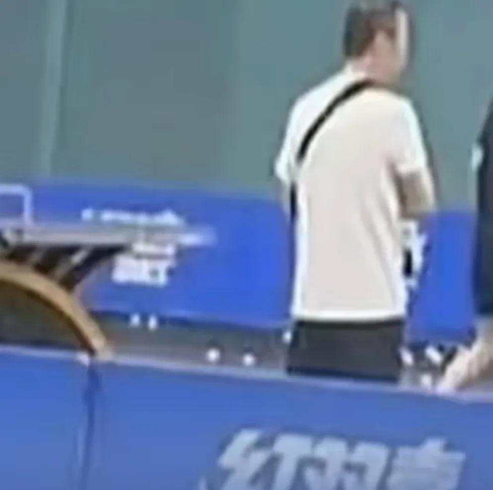 马琳不在女乒果然乱了套，网上传闻马琳上厕所时，摔坏了手，这倒霉的消息也不知是真是