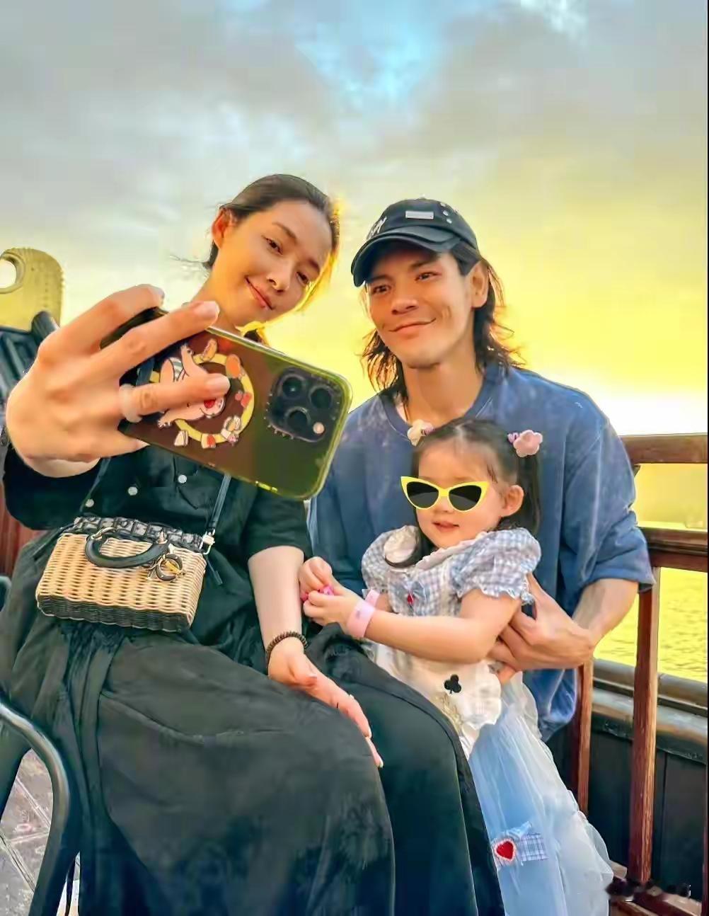 郭碧婷总是一副岁月静好的样子，她把娃养得真好，肉乎乎的好可爱。总感觉她和向佐不是
