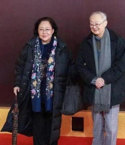 三段婚姻都散了，她从日内瓦搬回了北京。儿子年少进过班房，75岁这年她腿也站不直了