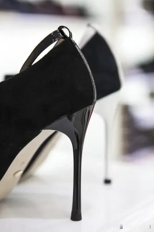 拥有一双好看的细高跟鞋让她的线条更优雅，能够展现女性柔美气质，增添时尚感，魅力无