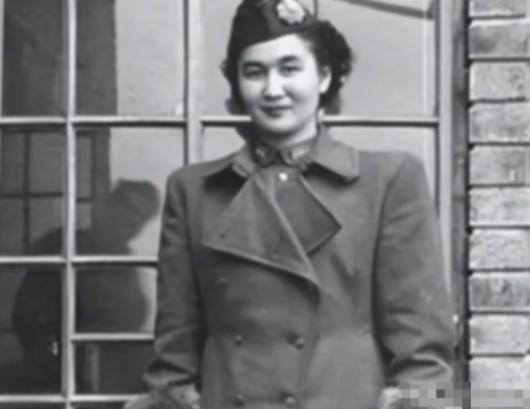 1940年，地下党康乃尔在茶楼打牌，一名军统美女径直走到他身后，拍肩撂下一句“你