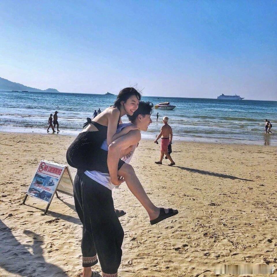 易梦玲师生恋易梦玲复读时与比大他14岁的老师谈恋爱那时候好像这男的还骗她不少钱