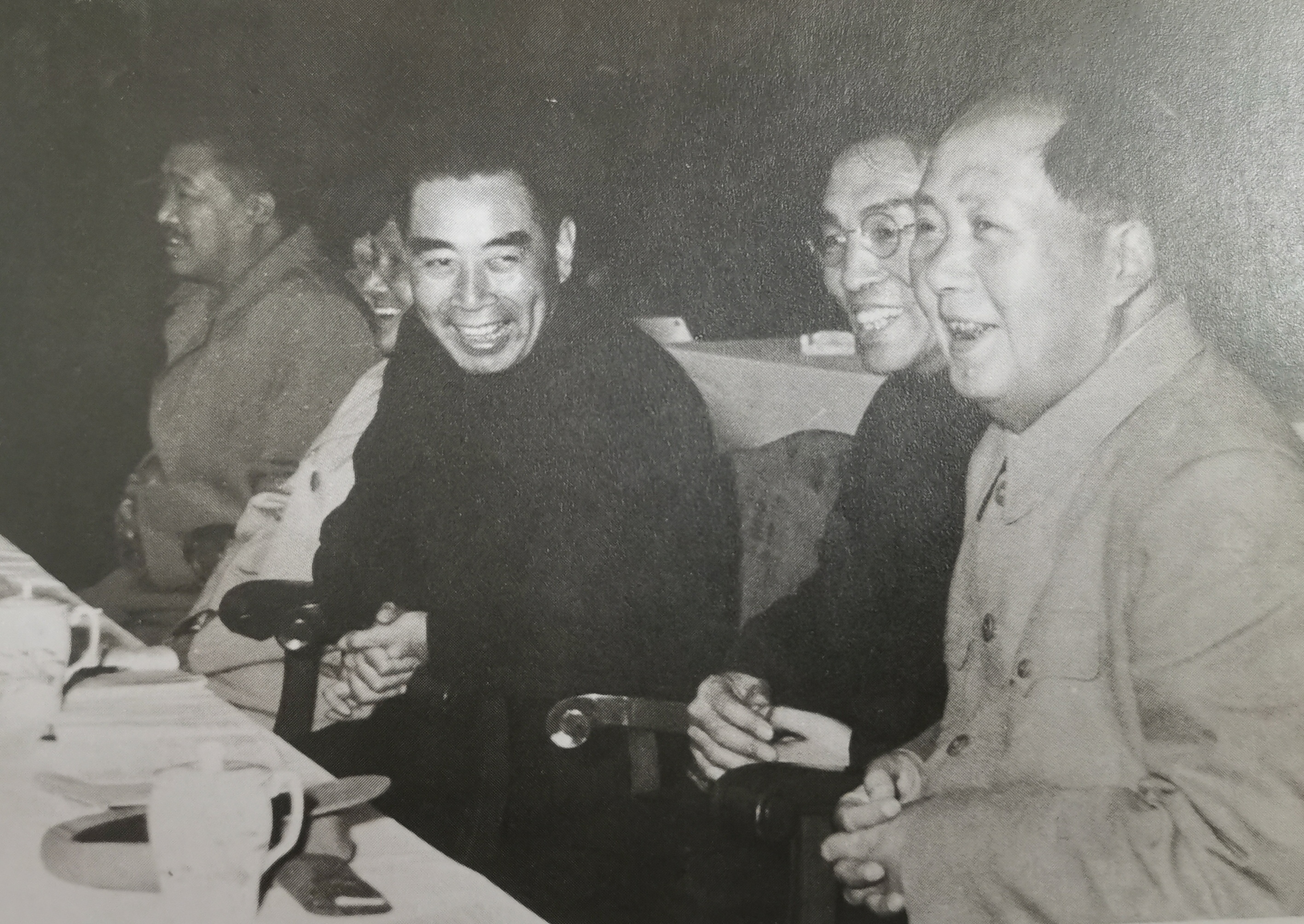 周总理每次看毛主席，总是满脸敬意，无比亲切，像春天般温暖，像春风般和煦。