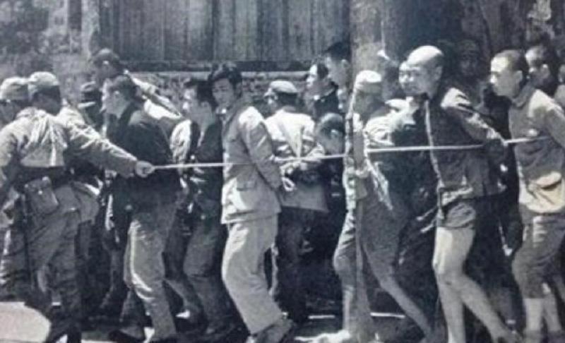 700名中国战俘在日本爆发起义，首抢尖刀反抗压制，指挥官下令必要时宁死自杀！1