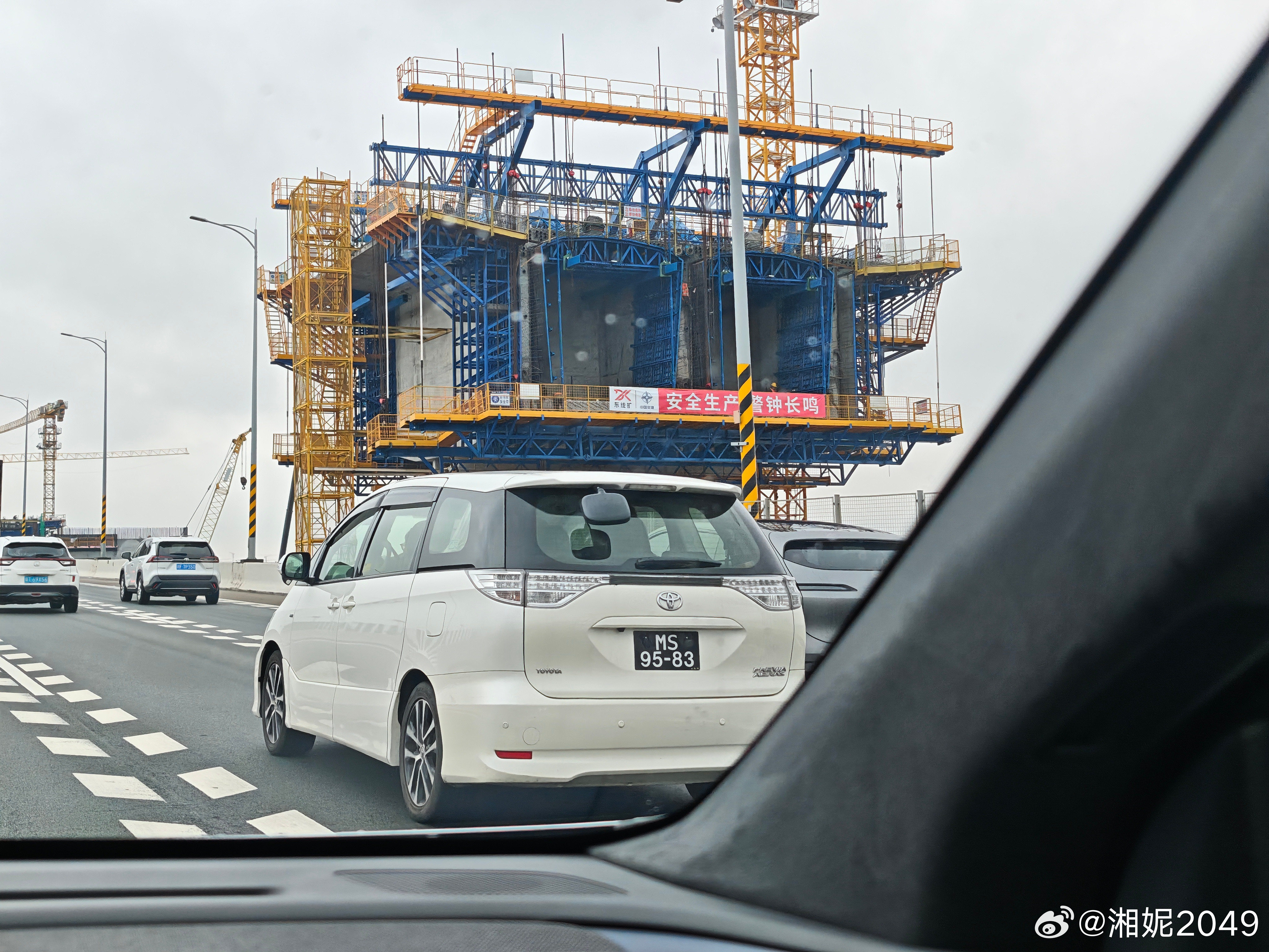 这后面是装了个镜子吗？有朋友知道这是为了看哪里吗