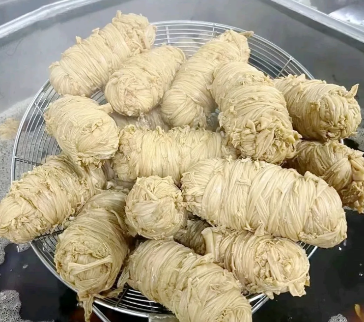 山东人管这个美食叫啥？第一次见！虽然看着奇怪，但真的好吃耶！听朋友劝，一定要