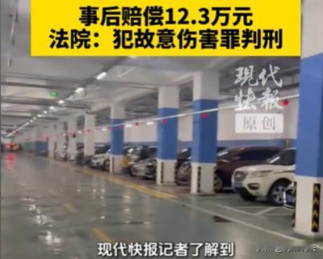 重庆，男子跟已婚妇女在车上约会，二人正在缠绵，没想到被女子的丈夫抓了个正着。丈夫