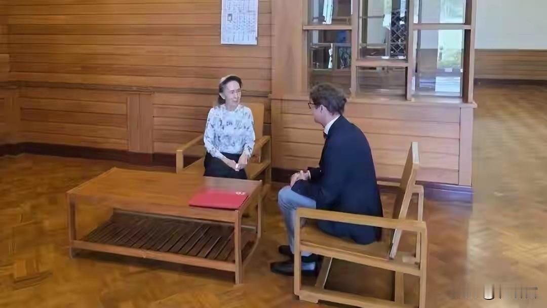 敏昂莱怕人家说昂山素季死了，他就让国际红十字会的人与她会面，从照片看昂山素季确实