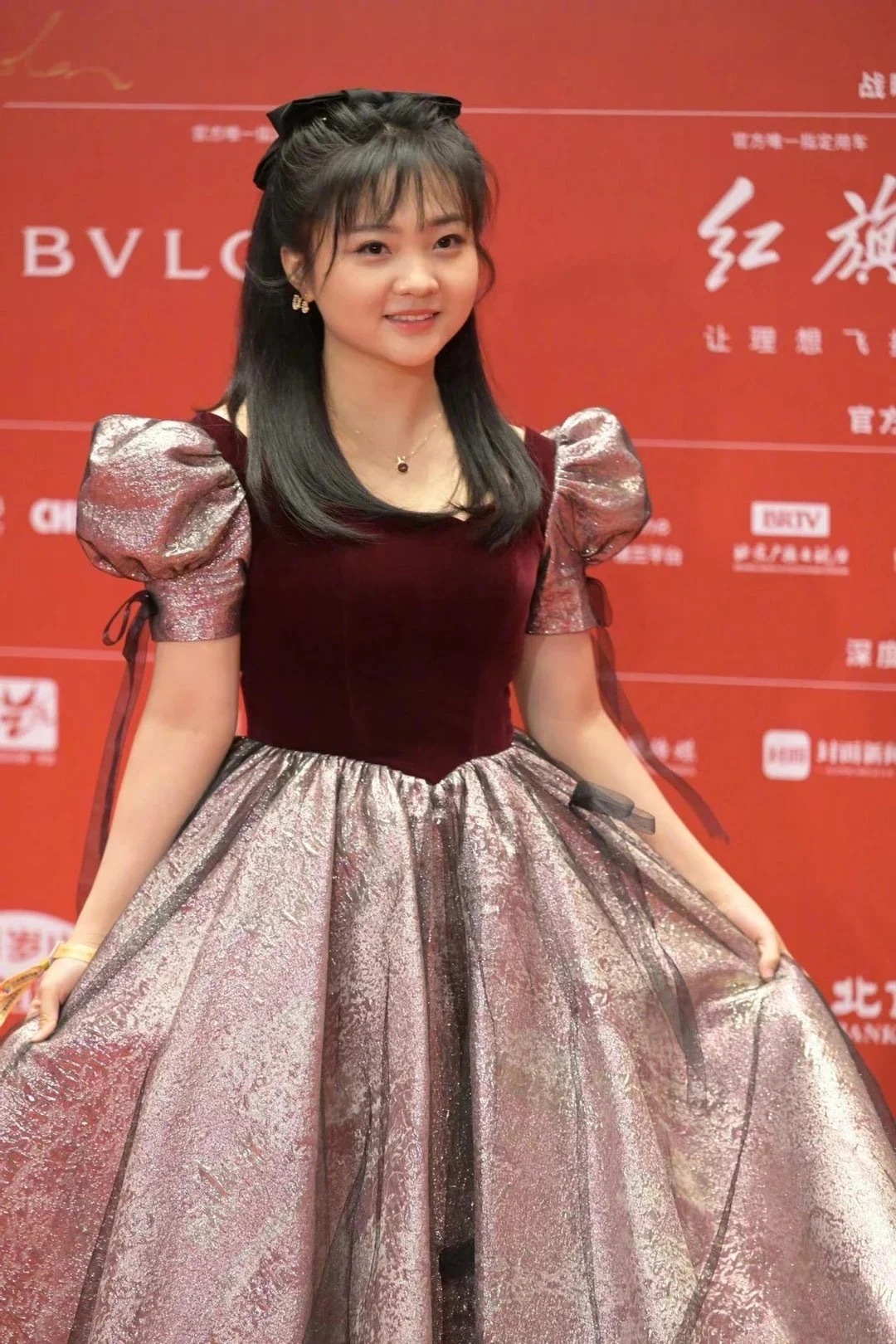 林妙可能真的没长大，穿公主裙，歪头卖萌不像个成年人