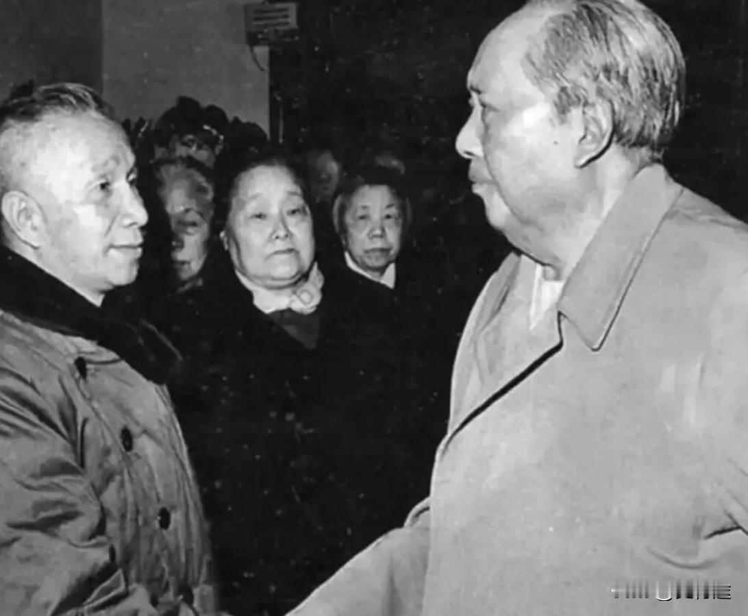 毛主席和相关人员谈评《粟裕大将军》；毛主席说“粟裕，一不是樊哙，二不是韩信，三