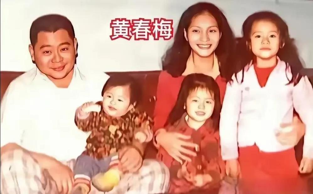 S妈黄春梅年轻时的全家福，她抱着三个女儿笑颜如花，长得和马筱梅简直一模一样，甚至