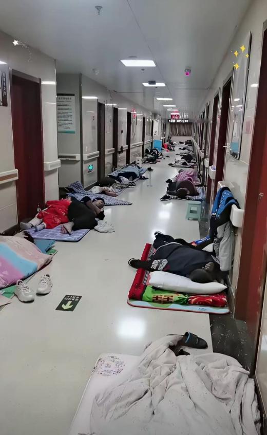 “这家医院真够人性的！”走廊允许家属们铺着垫子睡觉，不像有些医院，死活不让睡走廊