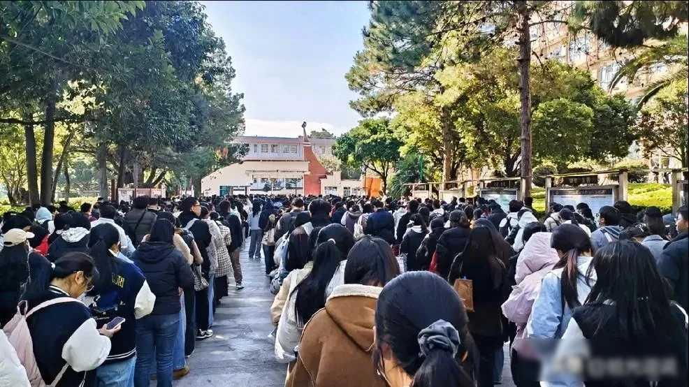 看到今年的国考题，我决定不会再逼孩子了，不是因为今年图推太难，而是这120分钟要