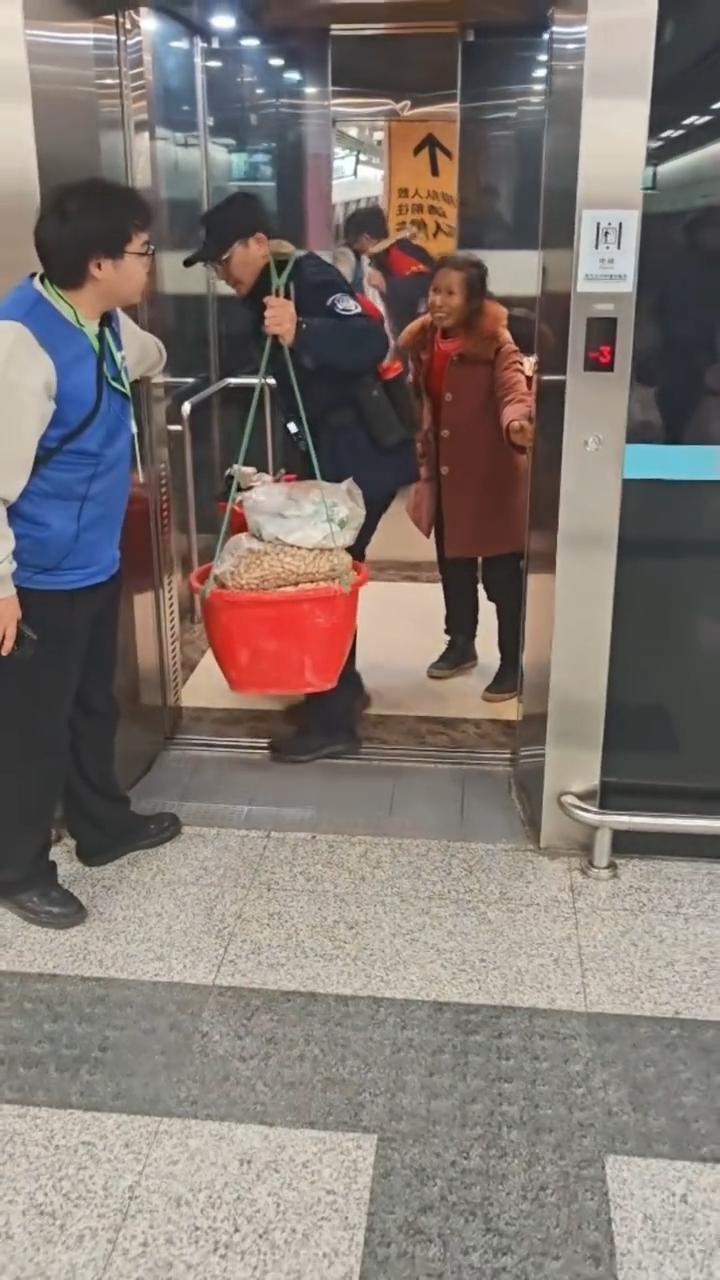 “眼睛都在用力！”成都地铁保安帮乘客挑担感动全网近日，成都地铁27岁保安