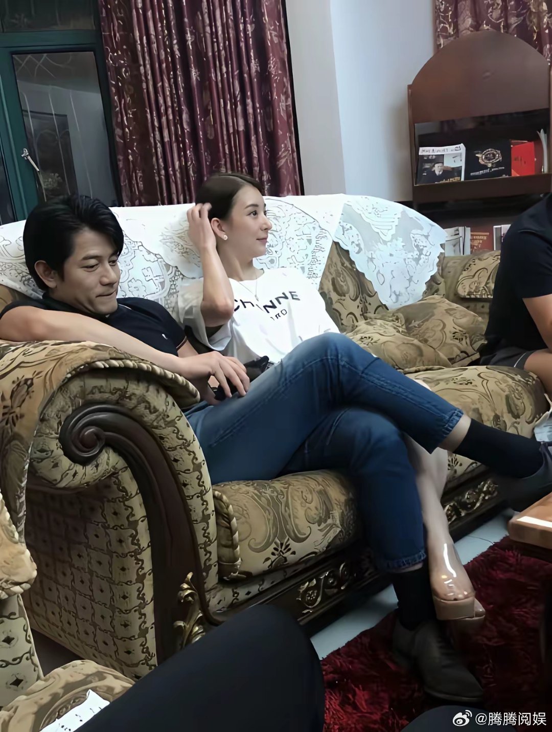 郭富城对方媛绝对是爱的，还是很爱的那种看他俩坐下，居然脚贴脚就知道了换别家两口子