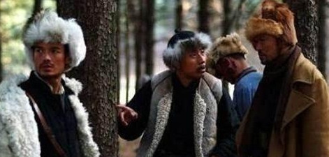 1946年，解放军为投诚的2000土匪设宴接风。席间，匪首脱下大衣，顺手挂到墙上