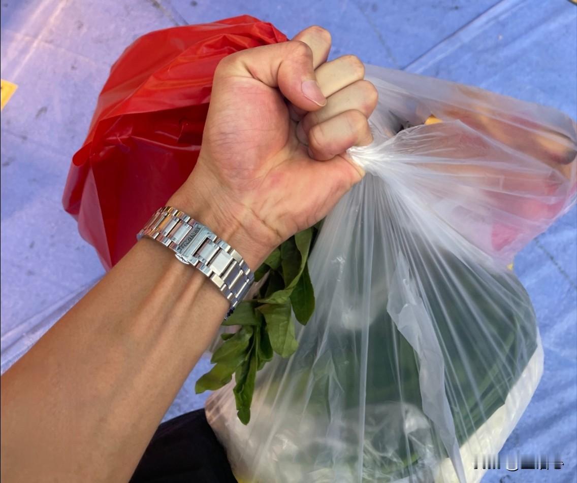 老公买菜真是一言难尽。昨天他提了一把韭黄回家，见到我就说：你不要骂我哈，