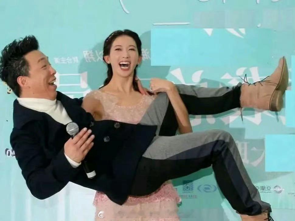 谁说女子不如男！你们看黄渤抱林志玲老费劲儿了，而林志玲穿高跟鞋却能高高抱起来黄渤