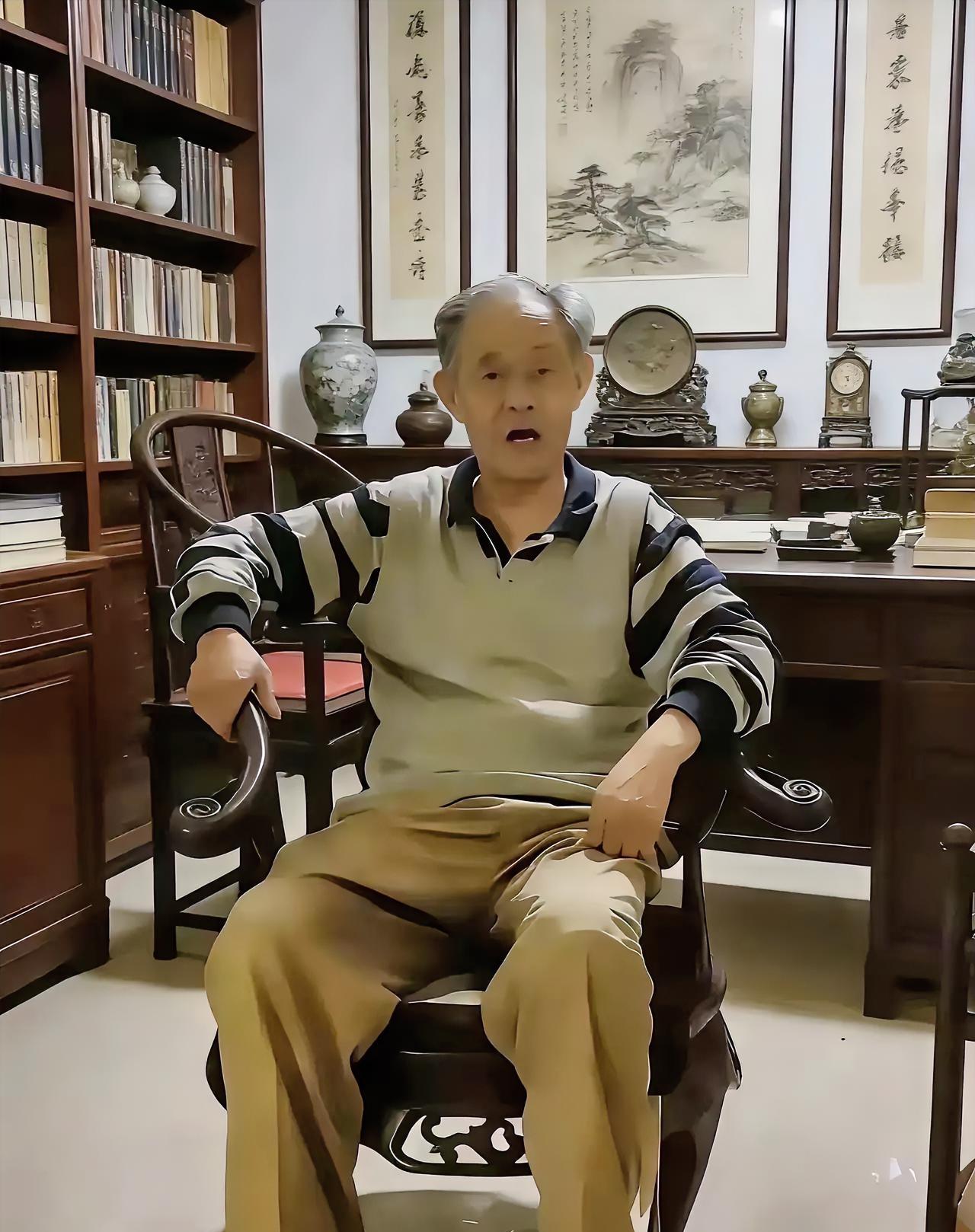 南京博物院原院长徐湖平一张居家照，引发轩然大波。照片里，徐老爷子自称八十一岁身体