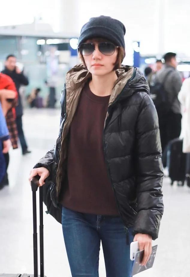 袁泉机场私服太有品味了！简约搭配穿出高级感袁泉的机场穿搭真的是教科书级别～