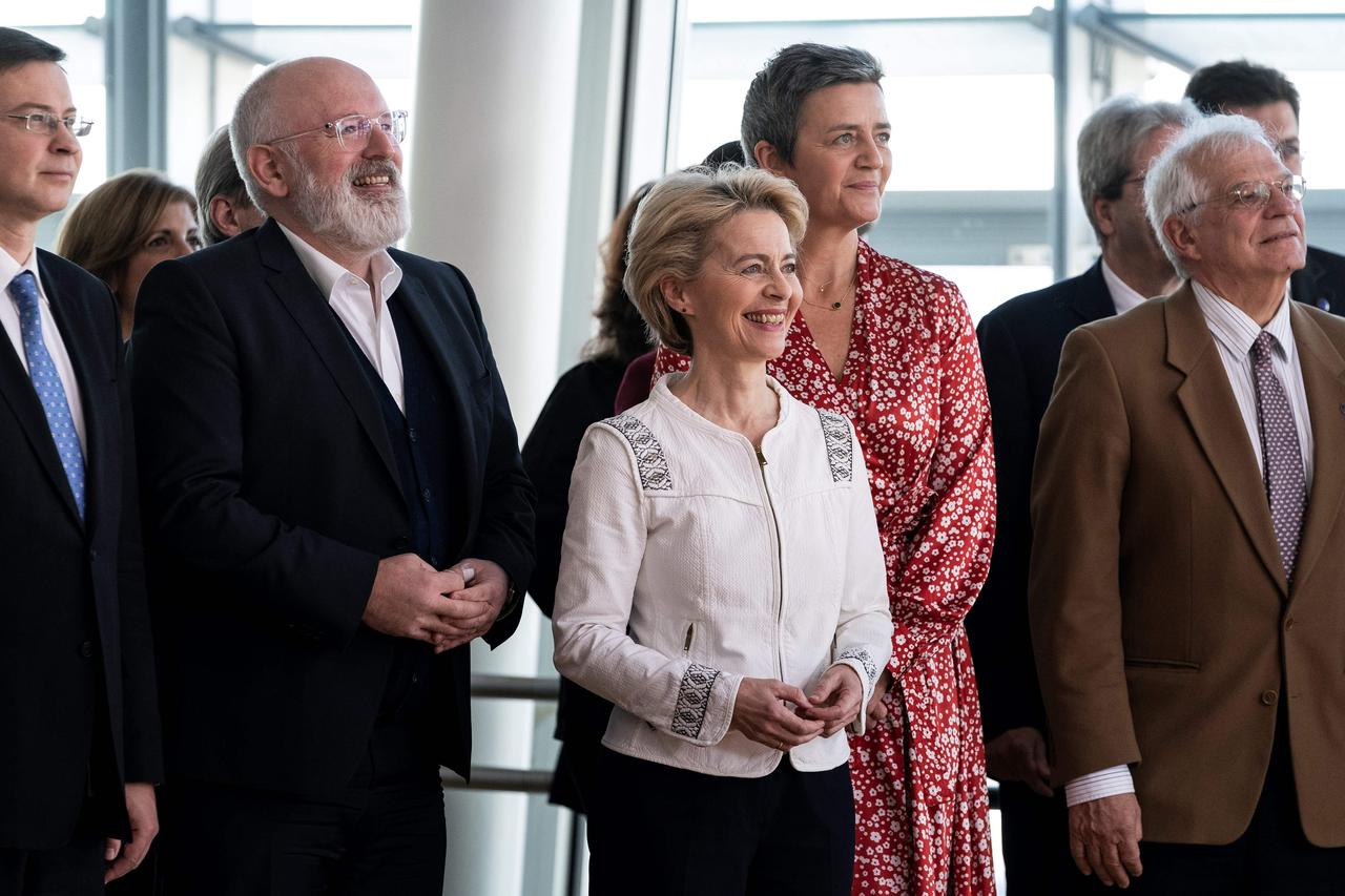 欧洲政客集体圆梦，900亿欧元援乌获批，背后全是算计，唯独没人疼百姓4月22号