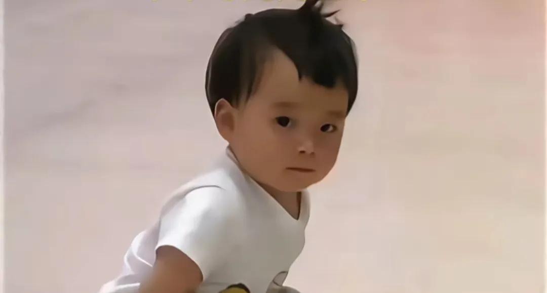 这还是我第一次因为一个真实事件看哭了！一天夜里，妈妈把两岁的宝宝抱在怀里告诉他，