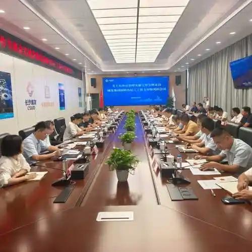十月十号上午十点，国新办的发布会开完，人社部往外放了一串跟工资挂钩的动作。概括起