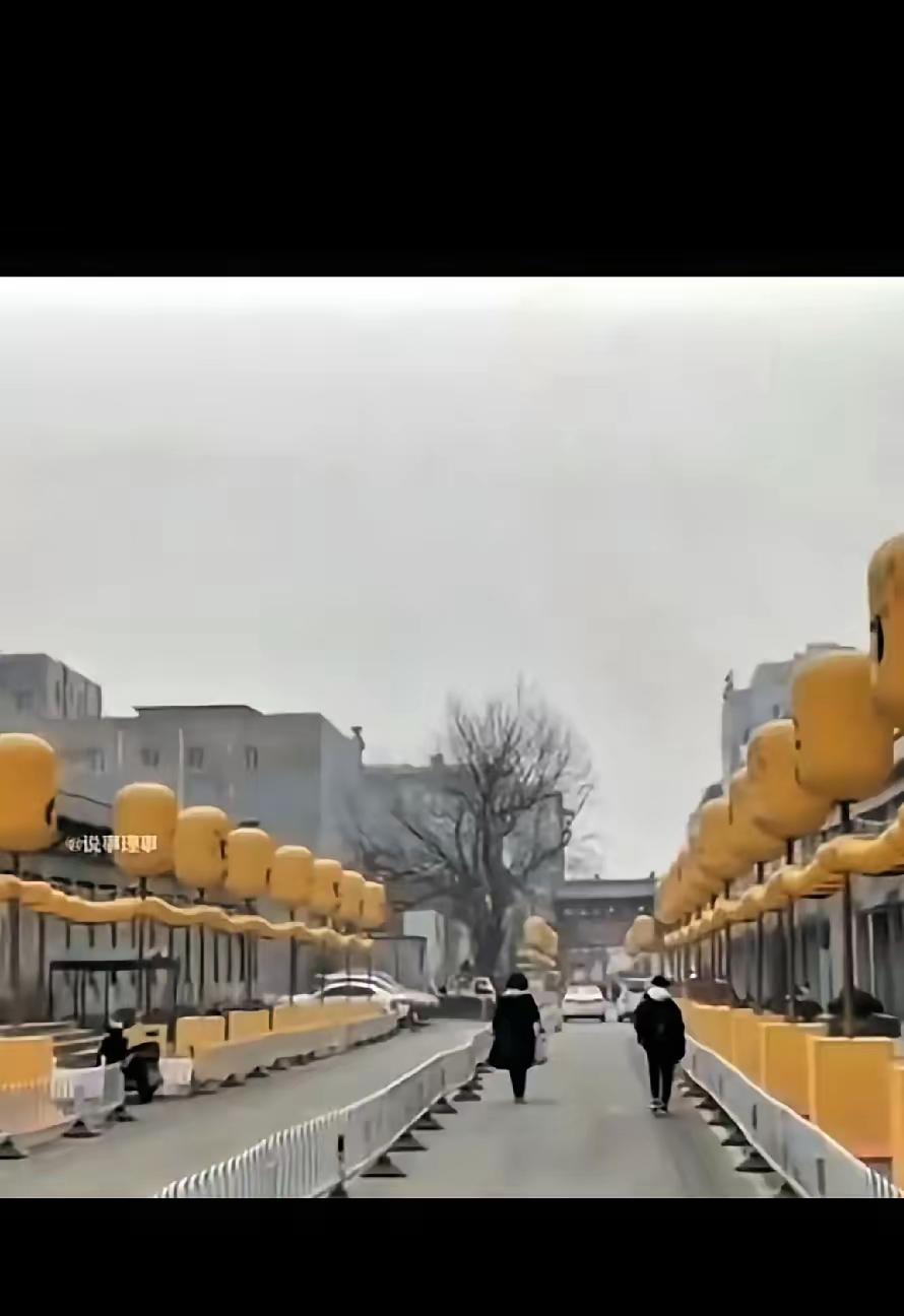 又谁整出来的幺蛾子？！挂了几千年的大红灯笼，凭啥今年就被说不吉利要换成黄的？还编