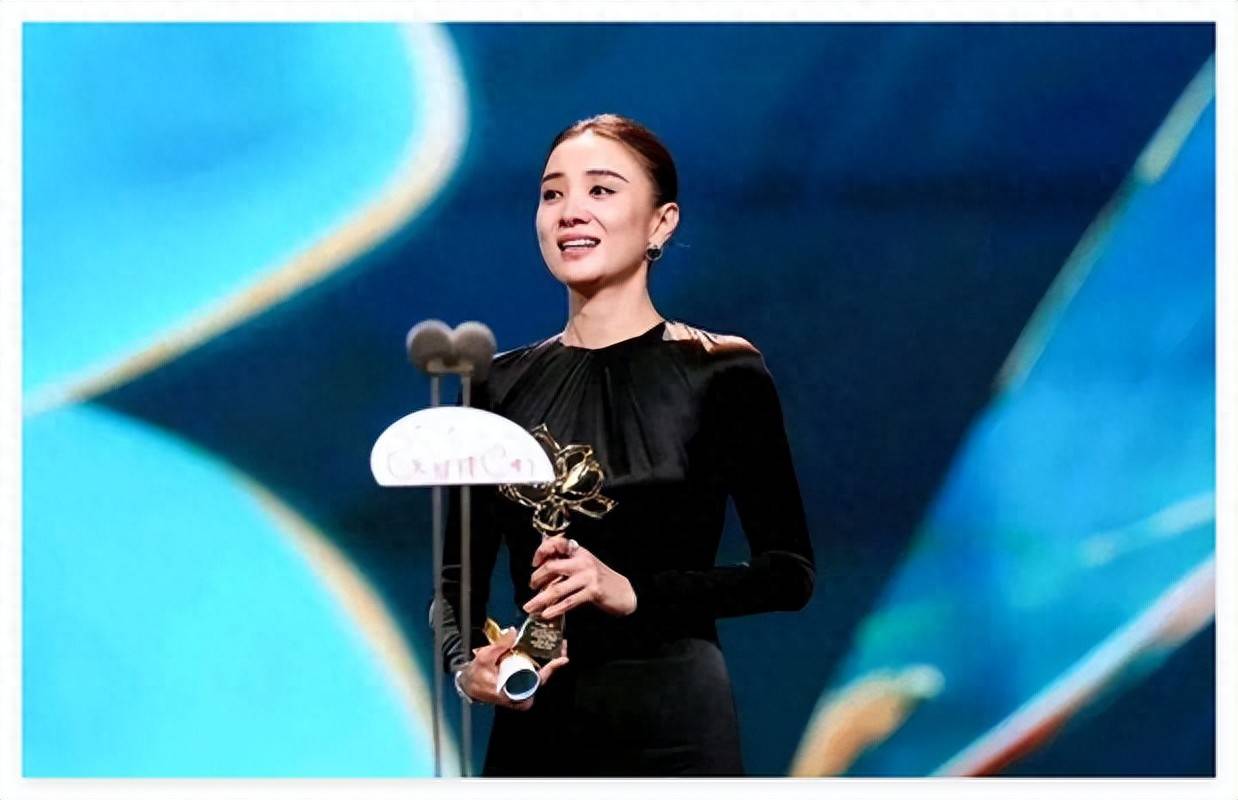 2024年白玉兰奖后台，刚拿奖的宋佳被个男人猛地抱住。她没挣扎，反而往对方怀里蹭了蹭，这是比她小7岁