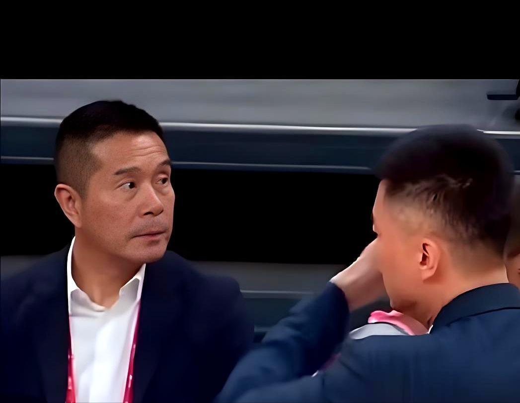 陈海涛催促杜锋！广东男篮逆转江苏男篮后，坐在场边的陈海涛脸上却没有多少笑容！据