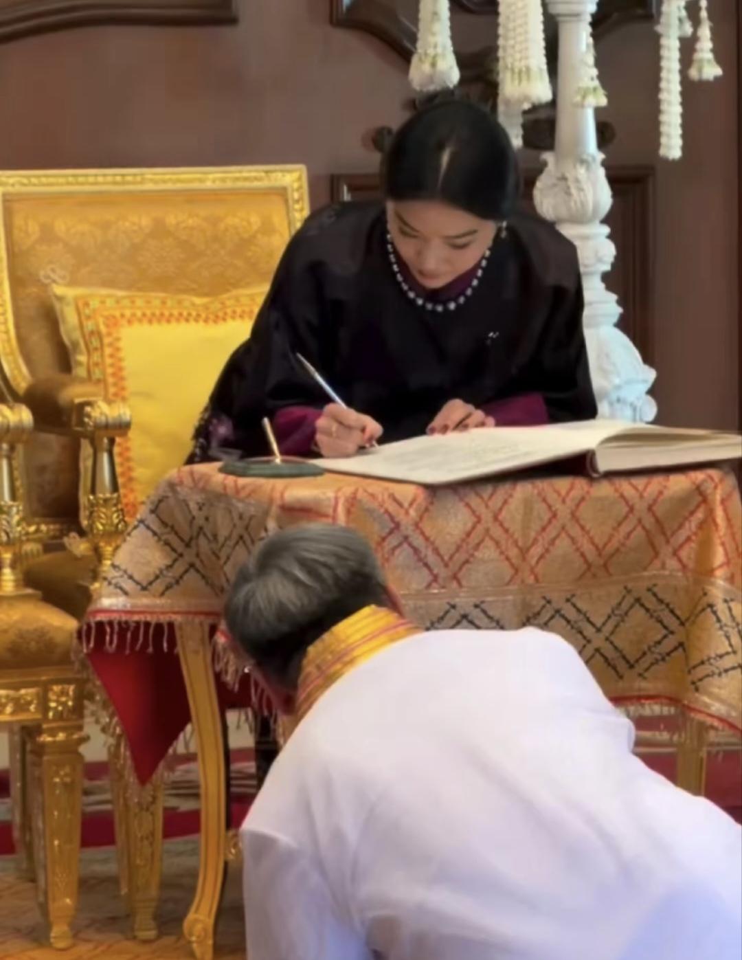 不丹国王夫妇在泰国受到了高规格待遇啊：不丹王后获得了朱拉隆功大学荣誉博士学位。他