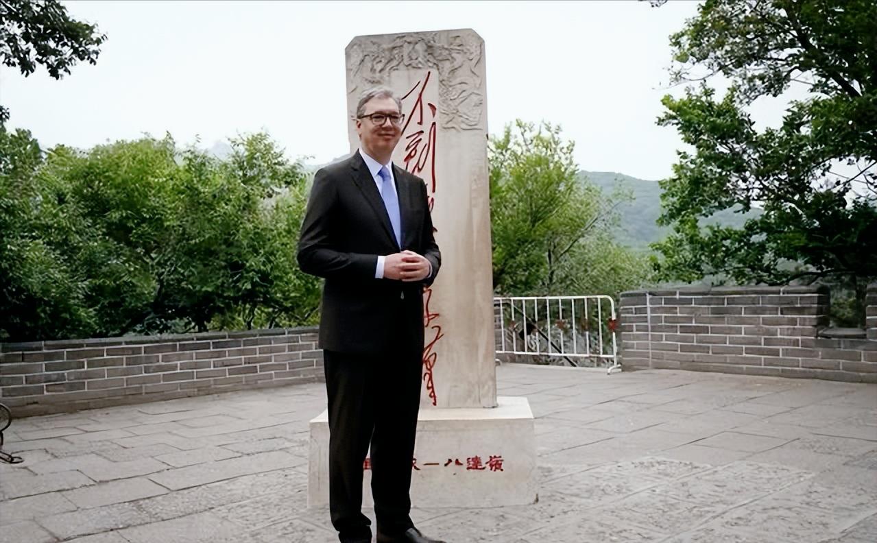 武契奇去长城了在好汉碑前拍照片留念