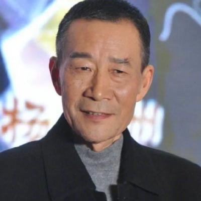 1998年，李雪健演完宋江后，拿着34万的片酬兴高采烈地准备回家时，却接到妻子慌